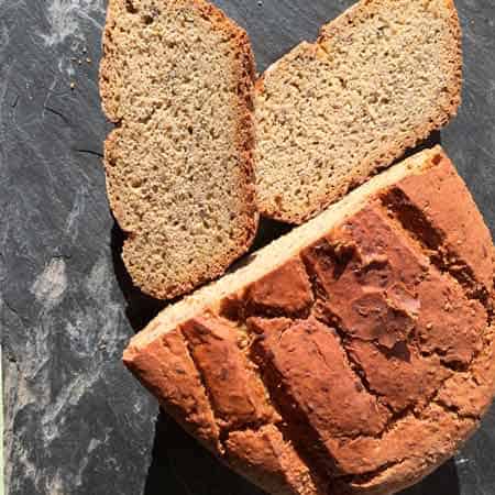 BROT MIT HANFSAMEN